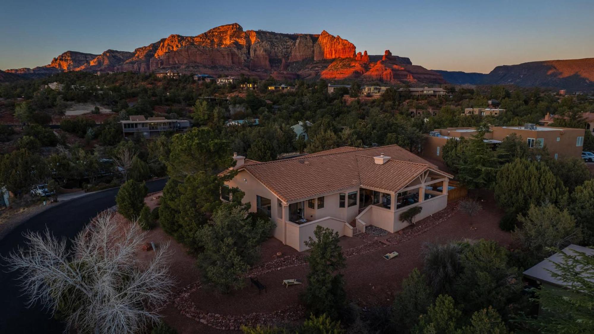 5 Bed 3 Bath Uptown Sedona-Game Room-Sauna-Cold Plunge-Jacuzzi-Gym Exterior photo