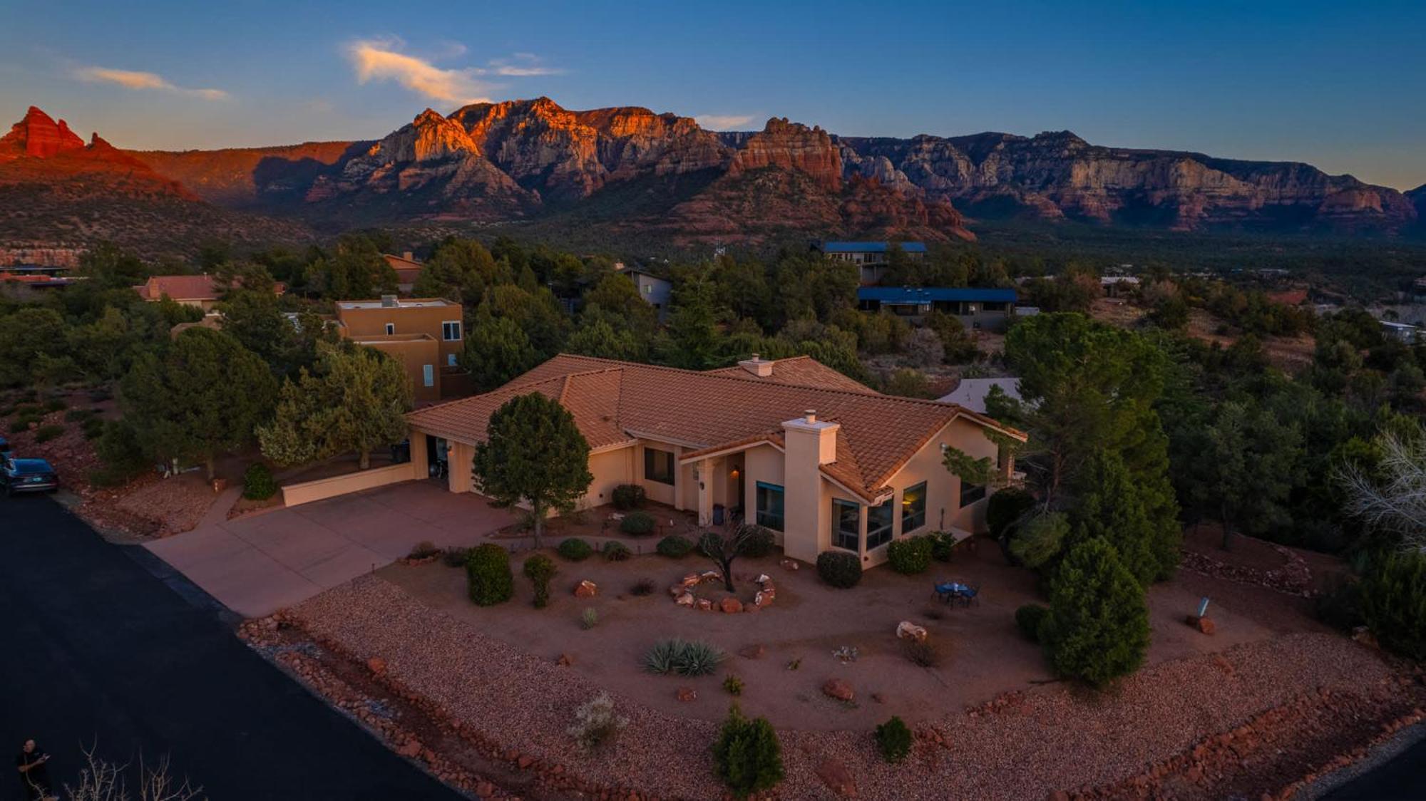 5 Bed 3 Bath Uptown Sedona-Game Room-Sauna-Cold Plunge-Jacuzzi-Gym Exterior photo